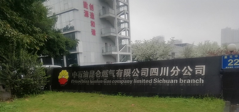 中石油燃氣培訓基地安裝升降屏風電腦桌，翻轉(zhuǎn)電腦桌